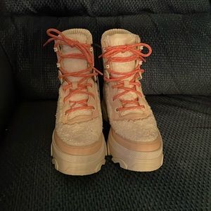 NWT Sorel brex cozy lace up boots 6.5